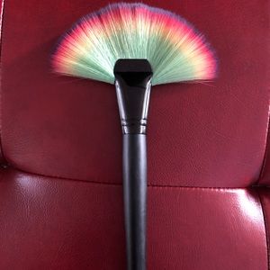 The Crayon Case fan brush